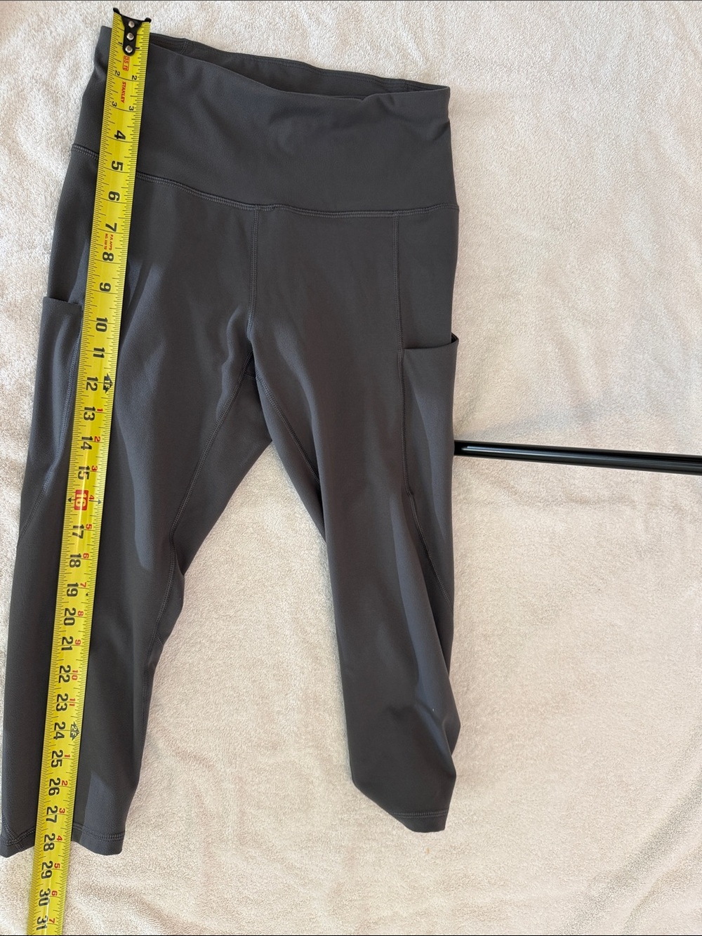 High-Waist Capri Leggings with Side Pockets - Charcoal Gray